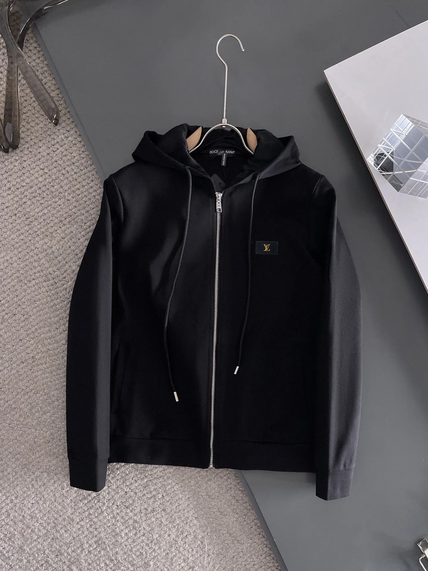 🅿️420 [LV Louis Vuitton] (Fat Man Gospel) hot-selling suit is coming. Focus on the original version of the official website. 2025 new hot-selling cardigan sweater suit. The original order is the best. 🇭🇰The meticulous work of top designers is dedicated to a fitting and perfect upper body effect. All-natural high-quality Roman cotton 100%, close-fitting comfort, noble and elegant! Original hardware embodies elegance and nobility! Counter size: M-5XL (maximum wear up to 220 pounds)